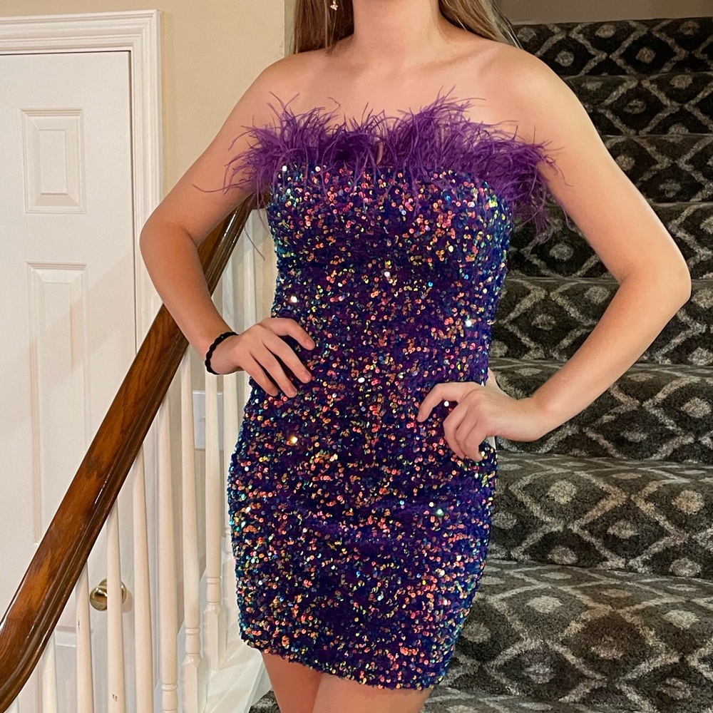 This is a great homecoming or banquet dress! This has only been worn once!